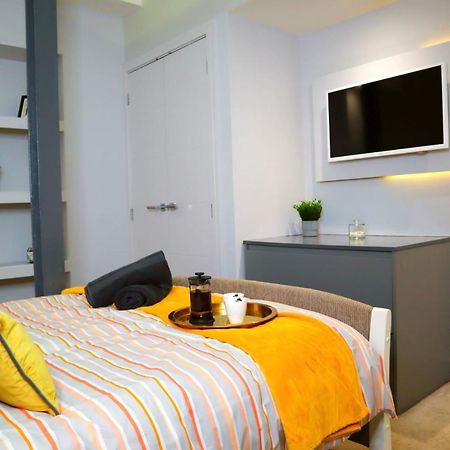 Trendy Urban Industrial Apartment - Great Location - Parking - Fast Wifi - Smart Tv - Beautiful 2 Double Bedroom Apartment Sleeps Up To 4! Борнмът Екстериор снимка