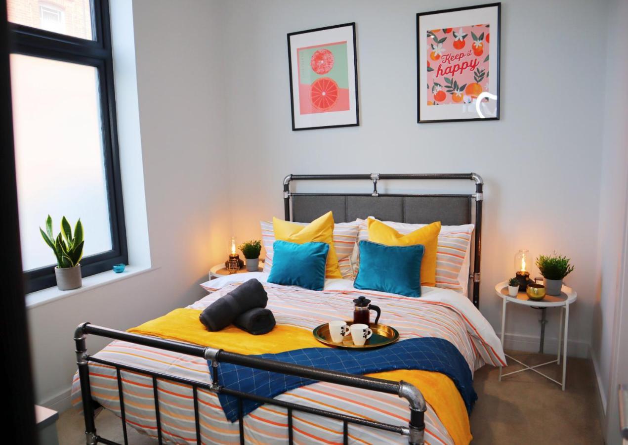 Trendy Urban Industrial Apartment - Great Location - Parking - Fast Wifi - Smart Tv - Beautiful 2 Double Bedroom Apartment Sleeps Up To 4! Борнмът Екстериор снимка
