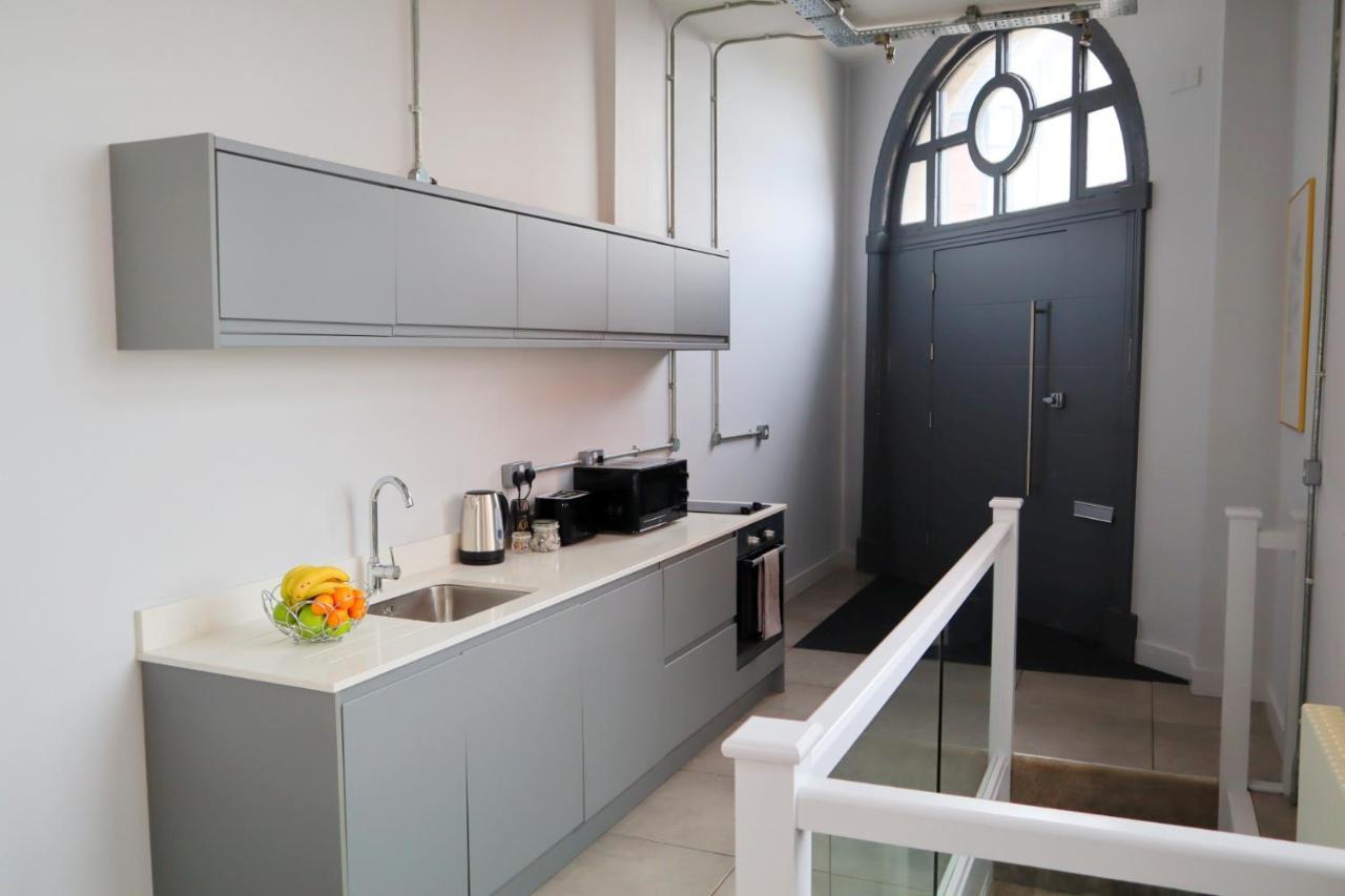 Trendy Urban Industrial Apartment - Great Location - Parking - Fast Wifi - Smart Tv - Beautiful 2 Double Bedroom Apartment Sleeps Up To 4! Борнмът Екстериор снимка