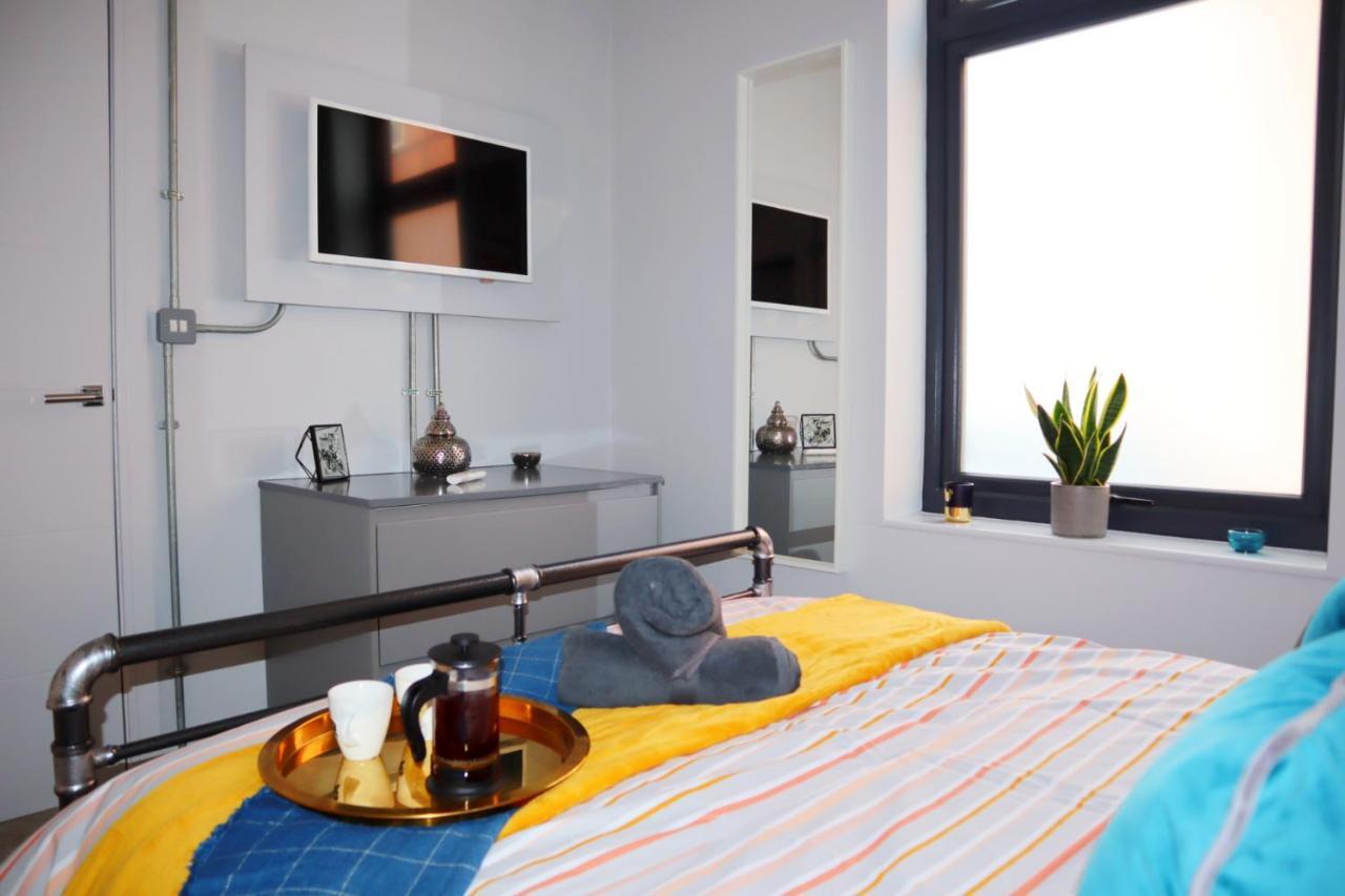 Trendy Urban Industrial Apartment - Great Location - Parking - Fast Wifi - Smart Tv - Beautiful 2 Double Bedroom Apartment Sleeps Up To 4! Борнмът Екстериор снимка