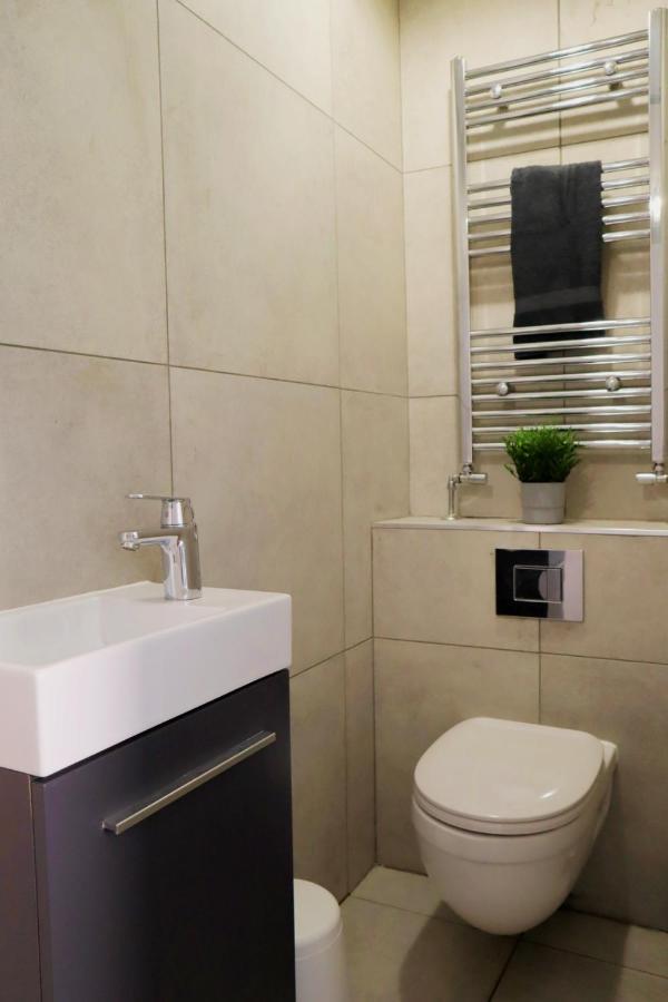Trendy Urban Industrial Apartment - Great Location - Parking - Fast Wifi - Smart Tv - Beautiful 2 Double Bedroom Apartment Sleeps Up To 4! Борнмът Екстериор снимка
