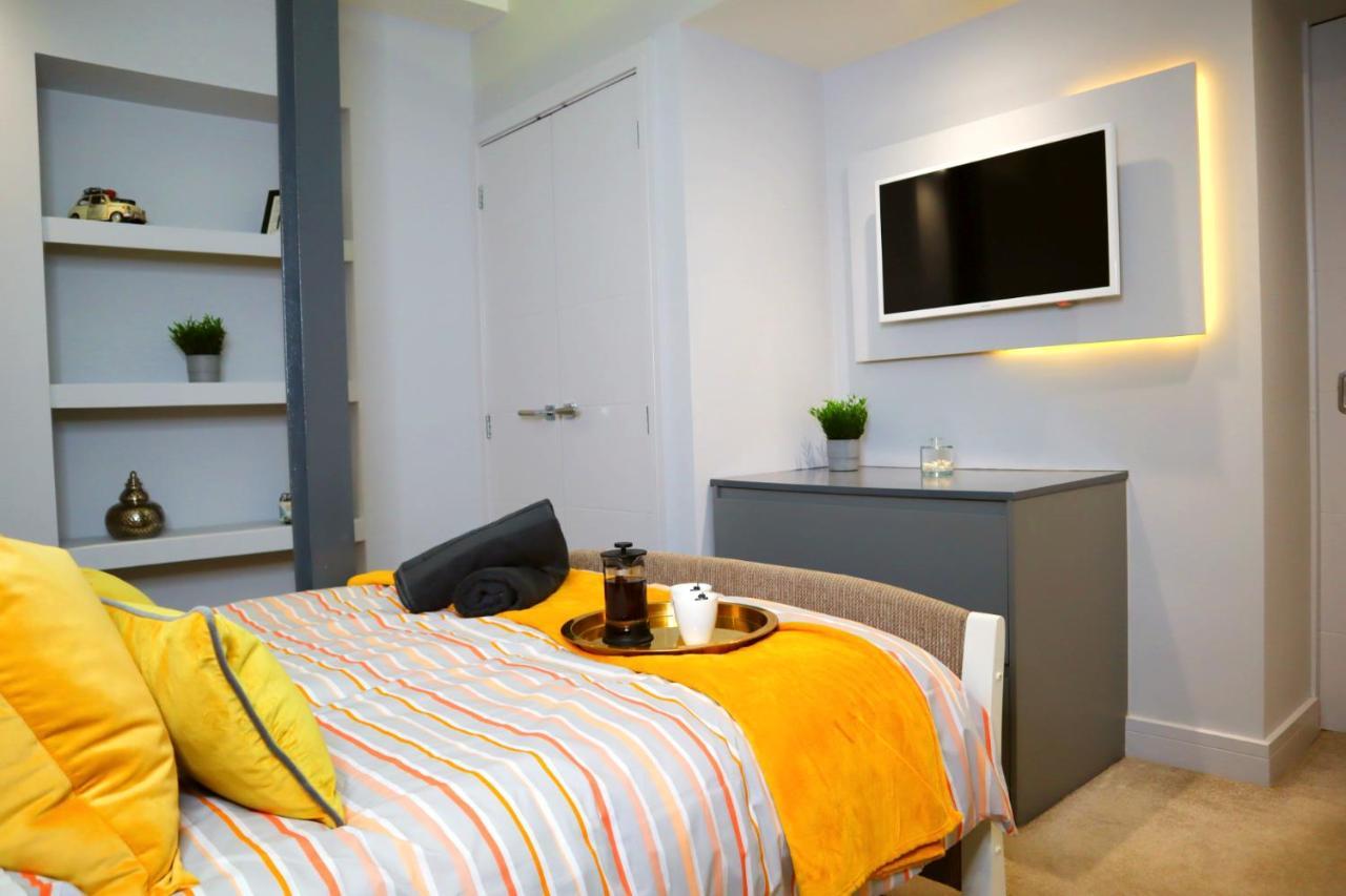 Trendy Urban Industrial Apartment - Great Location - Parking - Fast Wifi - Smart Tv - Beautiful 2 Double Bedroom Apartment Sleeps Up To 4! Борнмът Екстериор снимка