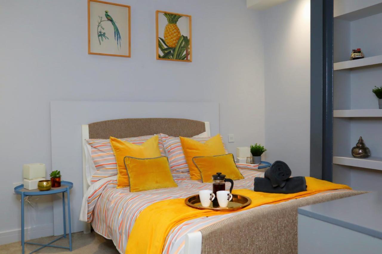 Trendy Urban Industrial Apartment - Great Location - Parking - Fast Wifi - Smart Tv - Beautiful 2 Double Bedroom Apartment Sleeps Up To 4! Борнмът Екстериор снимка