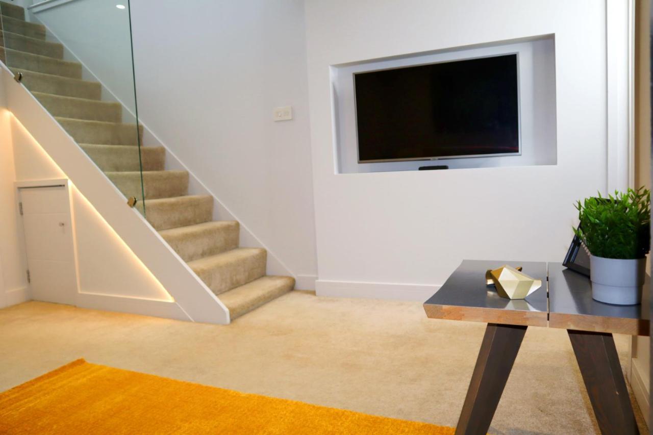 Trendy Urban Industrial Apartment - Great Location - Parking - Fast Wifi - Smart Tv - Beautiful 2 Double Bedroom Apartment Sleeps Up To 4! Борнмът Екстериор снимка