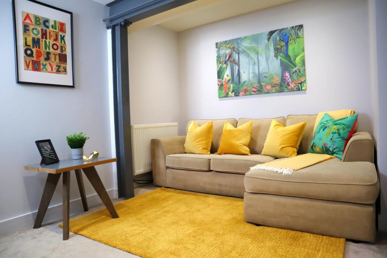 Trendy Urban Industrial Apartment - Great Location - Parking - Fast Wifi - Smart Tv - Beautiful 2 Double Bedroom Apartment Sleeps Up To 4! Борнмът Екстериор снимка