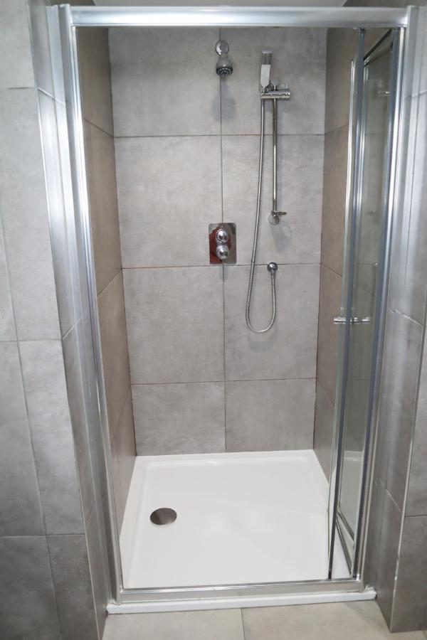 Trendy Urban Industrial Apartment - Great Location - Parking - Fast Wifi - Smart Tv - Beautiful 2 Double Bedroom Apartment Sleeps Up To 4! Борнмът Екстериор снимка
