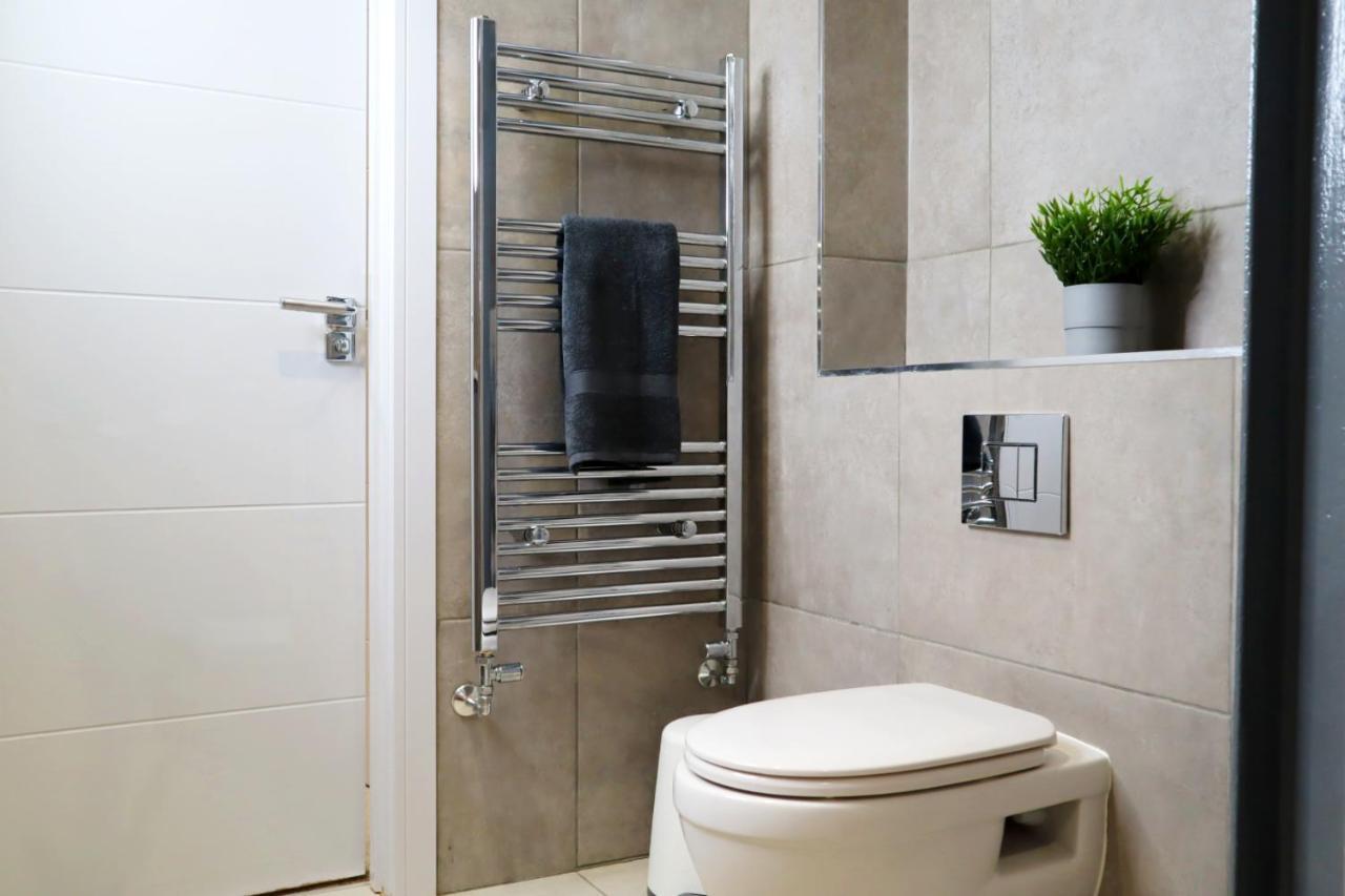 Trendy Urban Industrial Apartment - Great Location - Parking - Fast Wifi - Smart Tv - Beautiful 2 Double Bedroom Apartment Sleeps Up To 4! Борнмът Екстериор снимка
