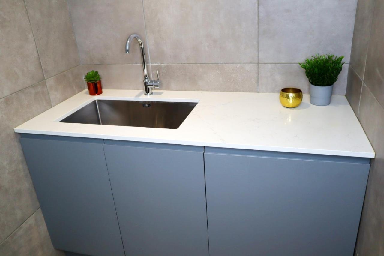 Trendy Urban Industrial Apartment - Great Location - Parking - Fast Wifi - Smart Tv - Beautiful 2 Double Bedroom Apartment Sleeps Up To 4! Борнмът Екстериор снимка