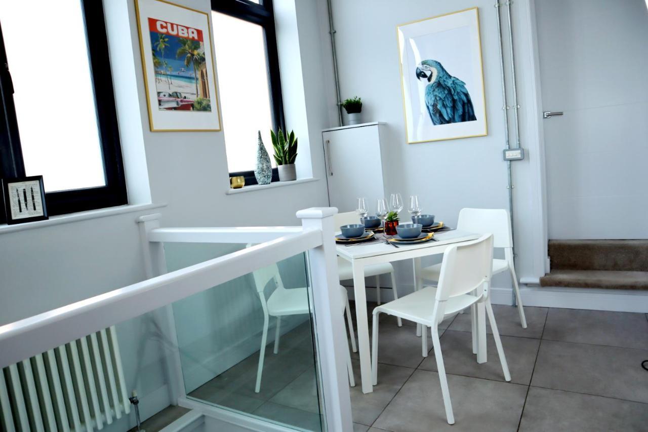 Trendy Urban Industrial Apartment - Great Location - Parking - Fast Wifi - Smart Tv - Beautiful 2 Double Bedroom Apartment Sleeps Up To 4! Борнмът Екстериор снимка